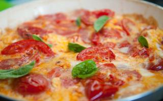 Pomidor, pendir və italyan çörəyi ilə dadlı pişmiş yumurta