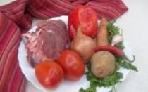 Sült sertéshússal, burgonyával, édes paprikával és paradicsommal Sertéshús burgonyával és paprikával